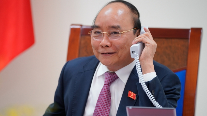 Vietnam, Laos affirm determination to give top priority to bilateral ties